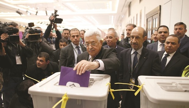 Palestinian President Mahmud Abbas (C) casts his vote at the Muqataa, the Palestinian Authority headquarters, in Ramallah yesterday.