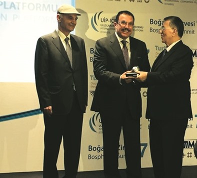 Goic secretary-general Abdulaziz bin Hamad al-Ageel receiving a trophy during the summit.