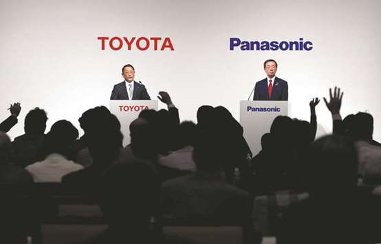 Toyota Motor president Akio Toyoda (left) and Panasonic president Kazuhiro Tsuga attend a joint news conference in Tokyo yesterday. Toyotau2019s battery needs are likely to increase after it said last year it would add fully electric vehicles to its product line-up in the early 2020s, expanding a green-car strategy which has focused on plug-in hybrid and fuel-cell vehicles.