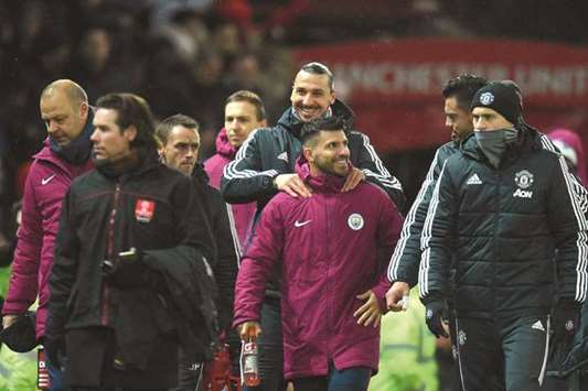 Manchester Unitedu2019s Swedish striker Zlatan Ibrahimovic (centre back) jokes with Manchester Cityu2019s Argentinian striker Sergio Aguero (centre front) ahead of their English Premier League December 10 match in Manchester. (AFP)