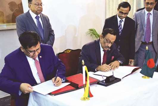 Bangladeshu2019s foreign secretary Shahidul Haque, right, and his Myanmar counterpart U Myint Thu sign a terms of reference on Rohingya repatriation in Dhaka yesterday.