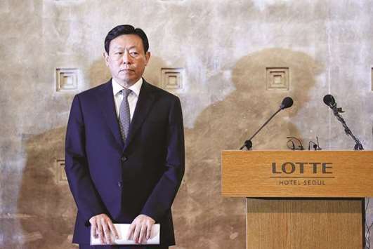 Lotte Group chairman Shin Dong-bin attends a news conference in Seoul (file). While Shin, who was handed a suspended prison sentence on Friday, plans to remain as chairman of the South Korean conglomerate, prosecutors are still seeking a four-year sentence in a separate bribery trial due on January 26.