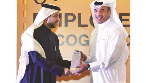 Ali Hamad al-Mesaifri receiving a memento from Dr al-Derham.