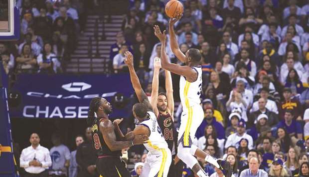 Golden State Warriorsu2019 Kevin Durant (right) shoots over Jose Calderon of the Cleveland Cavaliers during an NBA game at ORACLE Arena in Oakland, California. (Getty Images/AFP)