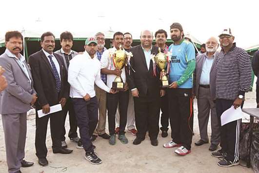 Hanan captain Kadar and Warriors skipper Sardar Hassan  pose with chief guest Sajjad Ahmed Khan.