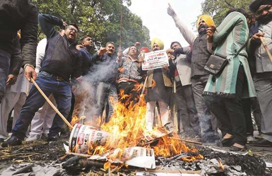 People burn placards and effigies of Congress Party leaders Sajjan Kumar and Kamal Nath during a protest in New Delhi yesterday.