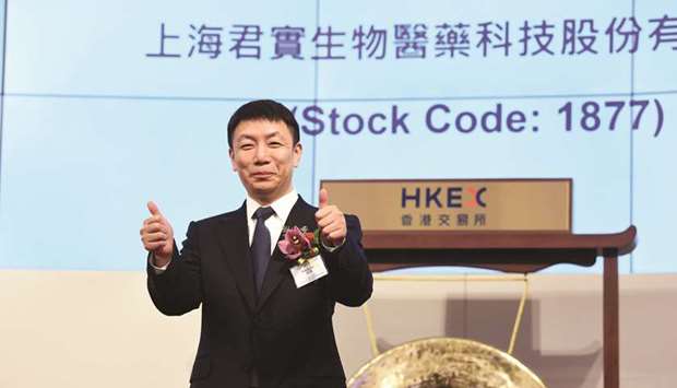 Xiong Jun, chairman of Shanghai Junshi Biosciences, attends the companyu2019s listing ceremony at the Hong Kong Stock Exchange yesterday. Shares of the firm opened at HK$23.50 and closed at HK$23.7, about 22% above the IPO price of HK$19.38.