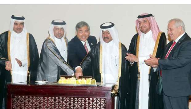 HE the Minister of Justice and Acting Minister of State for Cabinet Affairs Dr Issa Saad al-Jafali al-Nuaimi and Ministry of Foreign Affairs (MoFA) secretary general Dr Ahmad Hassan al-Hammadi join Japanese ambassador Seiichi Otsuka in cutting a cake as MoFA Protocol Department director Ibrahim Yousif Fakhro and other dignitaries look on at a reception on Monday in Doha marking the 85th birthday of the Emperor of Japan.