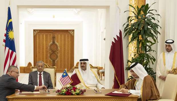 His Highness the Amir Sheikh Tamim bin Hamad al-Thani and Malaysian Prime Minister Dr Mahathir Mohamed witness the signing of an MoU between Qatar and Malaysia at the Amiri Diwan