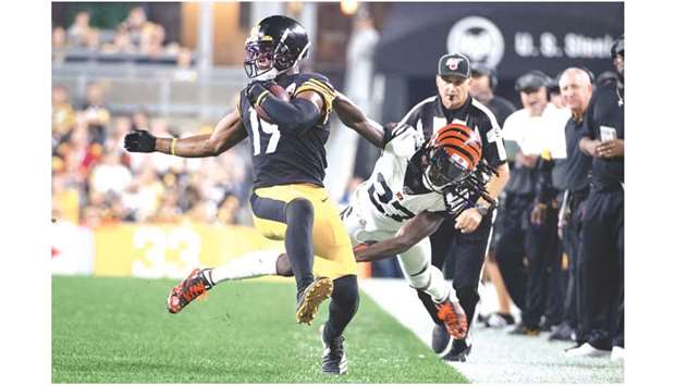 Pittsburgh Steelers wide receiver JuJu Smith-Schuster (left) is tackled by Cincinnati Bengals cornerback Dre Kirkpatrick. (MCT)