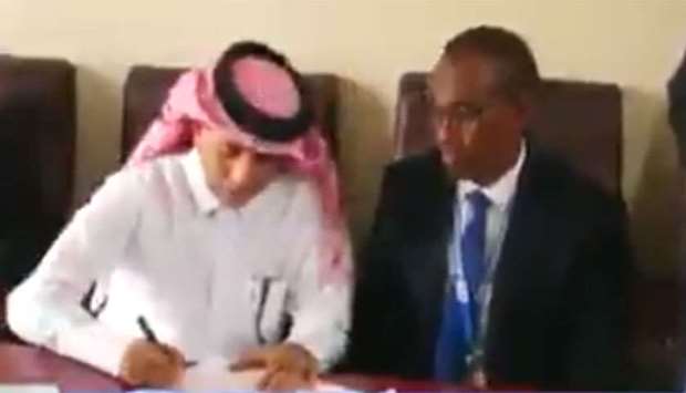 Ambassador of Qatar to Somalia, Hassan bin Hamza Hashem, handed over the shipment to the Director-General of the Somali Civil Aviation Authority Ahmed Moallim Hassan.