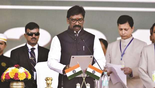 Jharkhand Governor Droupadi Murmu administers the oath of office to Hemant Soren as Jharkhand chief minister during the oath-taking ceremony, in Ranchi yesterday.