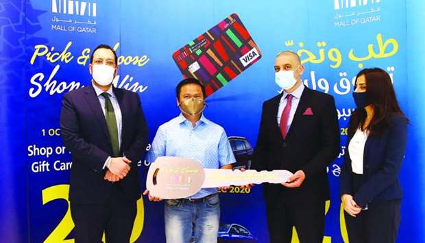 Mall of Qatar general manager Emile Sarkis hands over the ceremonial key to one of the winners, Ysmael Montoya, in the presence of other officials. PICTURE: Jayan Orma