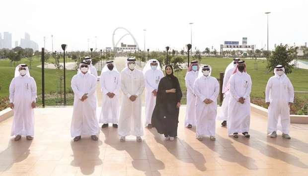 HE the Prime Minister and Interior Minister Sheikh Khalid bin Khalifa bin Abdulaziz al-Thani and a delegation of the Supervisory Committee of Beautification of Roads and Public Places in Qatar during a visit to the 5/6 Park on Sunday..