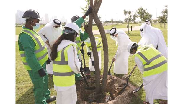 HE the Prime Minister and Interior Minister Sheikh Khalid bin Khalifa bin Abdulaziz al-Thani planting a tree on Sunday at the 5/6 Park along with senior officials and kids.