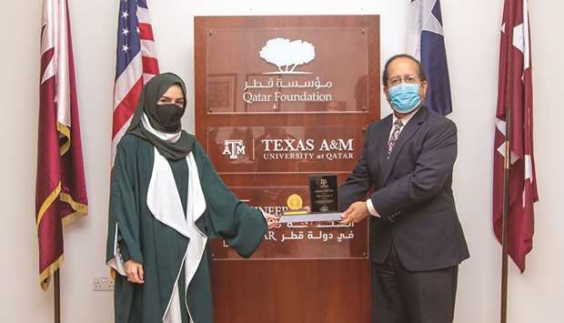 Abeer Hassan Abuhelaiqa with Dr Cesar Octavio Malave.
