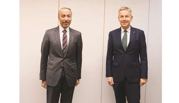 Dr Reinhold Lopatka with HE Sultan bin Salmeen al-Mansouri.