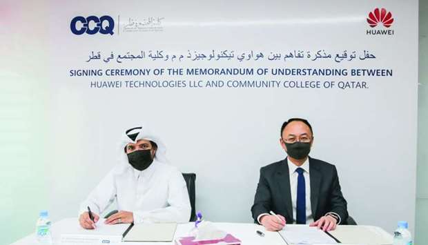 Dr Khalid al-Abdulqader and Fan Tao at the signing ceremony.
