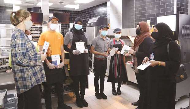 Awareness leaflets and booklets were distributed in several languages ??about the basics of food hygiene and a guide for workers in the field of foodstuffs.
