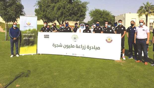 The event was held in the presence of a number of officials and engineers of the Public Parks Department in Al Khor and Al Thakhira Municipality along with officials and players of Al Khor Sports Club.