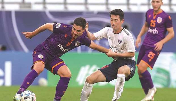 Tokyou2019s Manato Shinada (left) and Perthu2019s Bruno Fornaroli vie for the ball during the AFC Champions League Group F match at the Education City Stadium. (AFP)