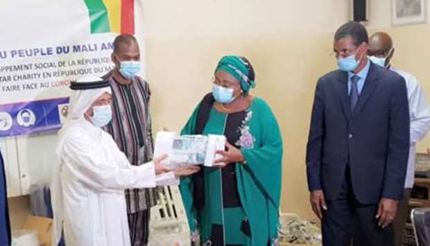 The aid was delivered by HE the Ambassador of Qatar to Mali Ahmed bin Abdulrahman Al Sunaidi to the Minister of Health and Social Affairs of Mali Dr Fanta Siby