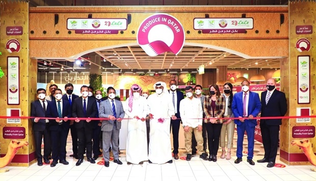 Officials from LuLu Hypermarket Qatar and the Agricultural Affairs Department of the Ministry of Municipality at the inauguration.