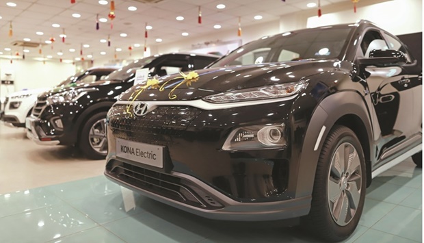 A Hyundai Motor Co Kona electric vehicle, right, and other vehicles stand on display at the companyu2019s Koncept Hyundai showroom in New Delhi (file). In India, EVs account for less than 1% of total car sales, but the government is aiming for a share of 30% by 2030.