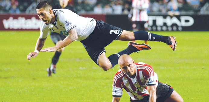 Clint Dempsey (left) of Tottenham Hotspur clashes with Wes Brown of Sunderland during their Barclays Asia Trophy match in Hong Kong Stadium yesterday.