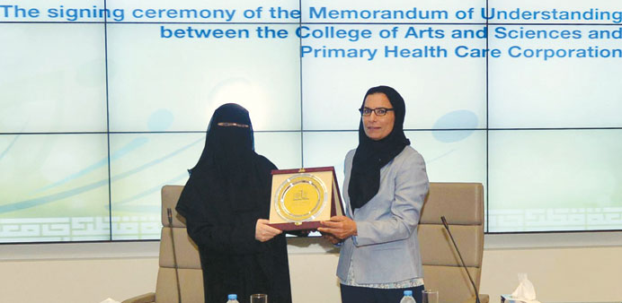Prof Sheikha Abdulla al-Misnad presenting a memento to Dr Mariam Ali Abdulmalik after signing the agreement.