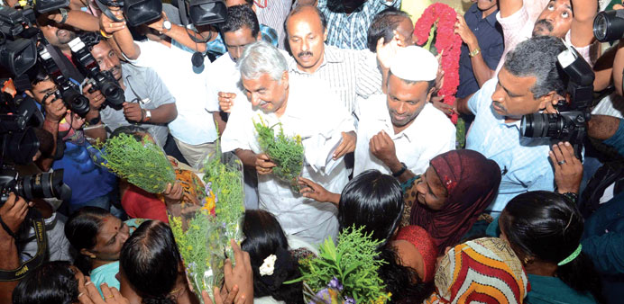 Women greet Kerala Chief Minister Oommen Chandy with bouquets at his residence in Thiruvananthapuram yesterday after he announced the plan to ban liqu