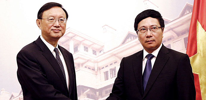 Chinese State Councilor Yang Jiechi (left) shakes hands with Vietnamese Foreign Minister Pham Binh Minh at the Governmentu2019s Guesthouse in Hanoi.