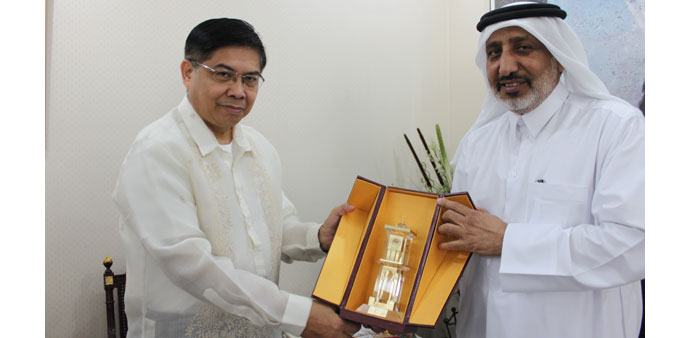  Crescente Relacion receiving a memento from Abdul Rahman Al-Oqaili.