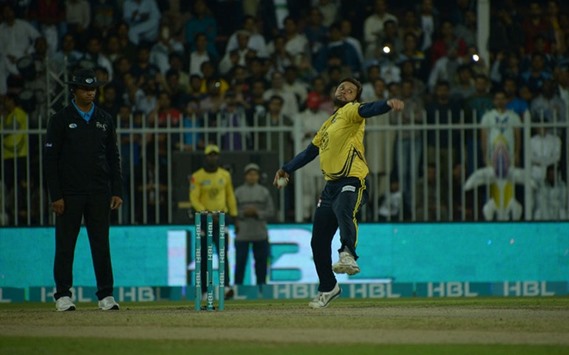 Peshawar Zalmiu2019s Shahid Afridi in action during yesterdayu2019s PSL clash against Quetta Gladiators in Sharjah. The leggie took 5 wickets for 7 runs. (PSL)