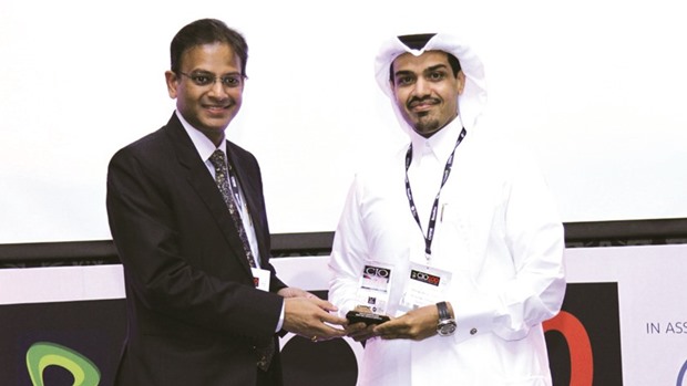 Nakilatu2019s Information Technology manager Hamad Rashid Suwaid receiving the u201cCIO 100 Award.u201d