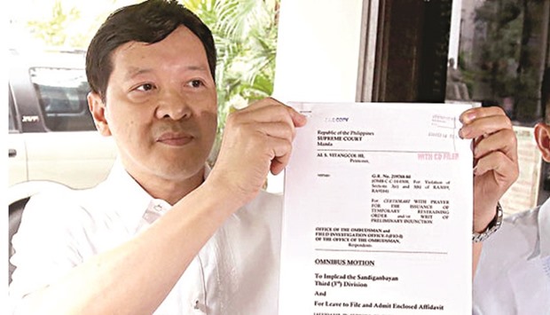 Former Metro Rail Transit 3 GM Al Vitangcol shows affidavit that he filed before the Supreme Court,  where he implicated former Transportation Secretary Manuel Roxas in awarding an allegedly anomalous rail maintenance contract.