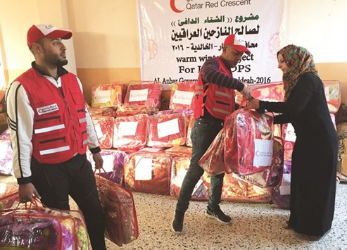 QRCS staff distributes blankets to displaced Iraqis in Al Anbar.