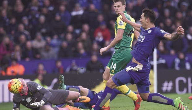 Leicester Cityu2019s Leonardo Ulloa (right) scores past Norwich Cityu2019s John Ruddy (left) during the English Premier League match at King Power Stadium in Leicester, central England yesterday. Leicester won the game 1-0. (AFP)