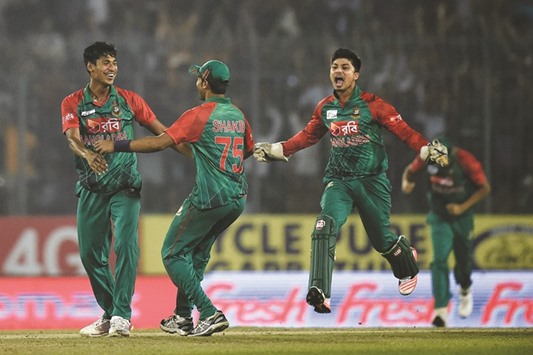 Bangladeshu2019s Mustafizur Rahman (L) celebrates with teammates after the dismissal of Sri Lankau2019s Thisara Perera during their Asia Cup T20 match at the Sher-e-Bangla National Cricket Stadium in Dhaka. (AFP)