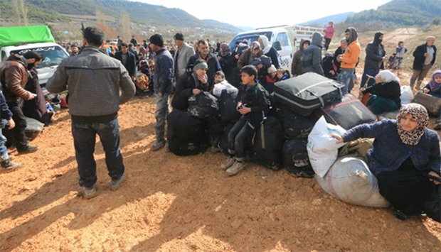 Displaced Syrians fleeing advancing pro-government Syrian forces