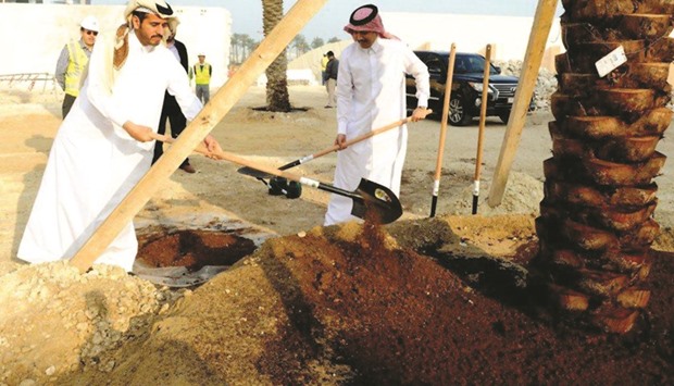 The palm tree being planted at the palace by al-Mahmoud and al-Khalifa.