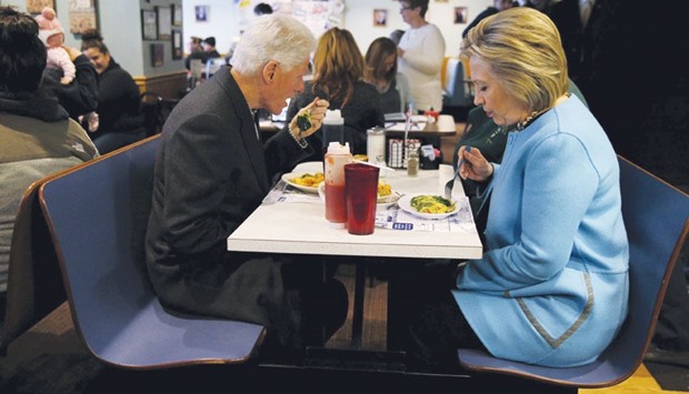 US Democratic presidential candidate Hillary Clinton and her husband, former US president Bill Clinton eat breakfast at the Chez Vachon restaurant in Manchester, New Hampshire yesterday.