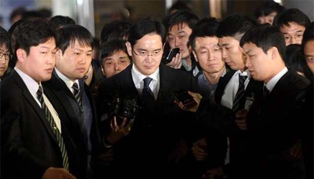 Samsung Group chief Jay Y. Lee leaves the Seoul Central District Court on Thursday.