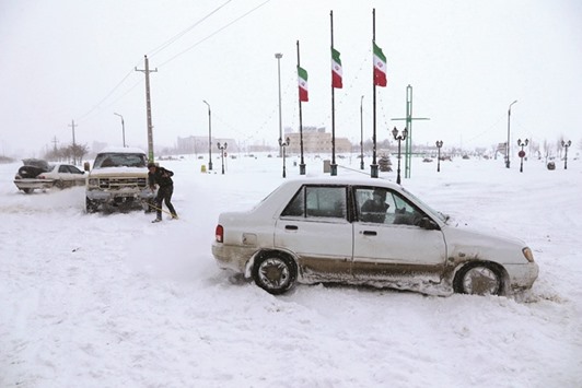 Vehicles stuck in the snow in the Iranian city of Ardabil.