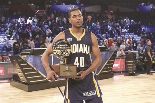 Indiana Pacersu2019 Glenn Robinson poses with the Verizon Slam Dunk Champion trophy after winning the Verizon Slam Dunk Contest in New Orleans, Louisiana. (Getty Images/AFP)