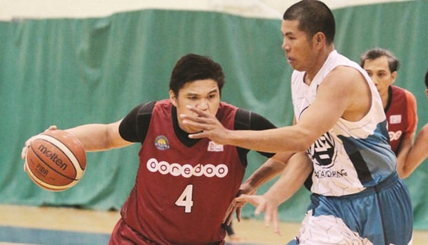 Jojo Longalong (left) of Oooredoo attempts to get past Vintageu2019s Arnold Calo during the semi-final encounter.
