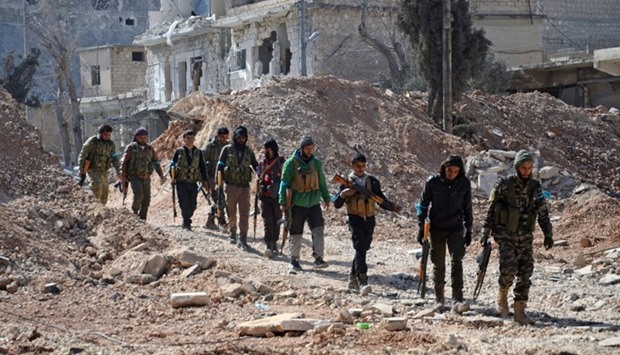 Rebel fighters, part of the Turkey-backed Euphrates Shield alliance, advance on February 20, 2017, towards the city of Al-Bab, some 30 kilometres from the Syrian city of Aleppo. Turkey-backed Syrian rebels gained ground on Monday against the Islamic State group in Al-Bab, dodging snipers and deadly roadside bombs planted across the jihadist bastion.