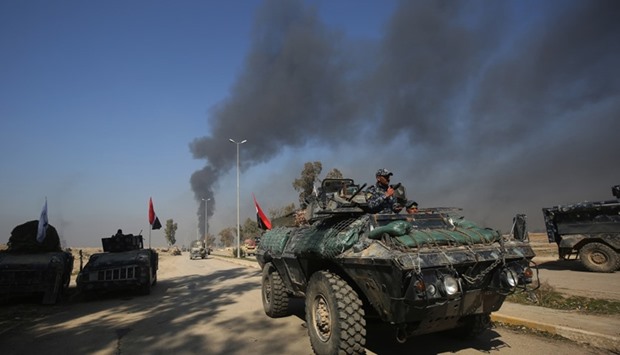 Iraqi troops advance towards Mosul's southern neighbourhood of Jawasaq.
