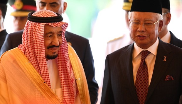 Saudi King Sultan Salman bin Abdulaziz (L ) talks with Malaysian Prime minister Najib Razak (R)