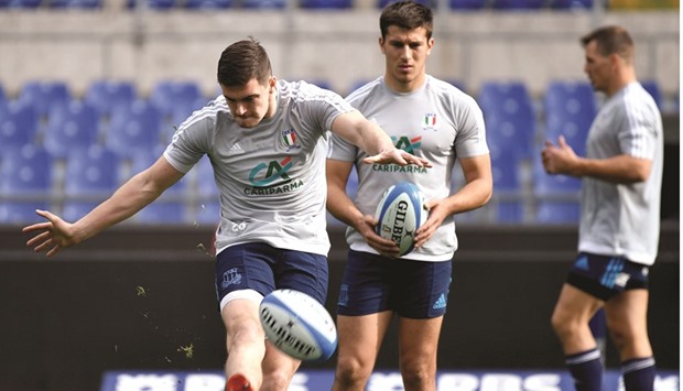 Italyu2019s Carlo Canna (L) attends the u2018Captain Runu2019 training on the eve of the Six Nations rugby union match between Italy and Wales, yesterday at the Olympic stadium in Rome.